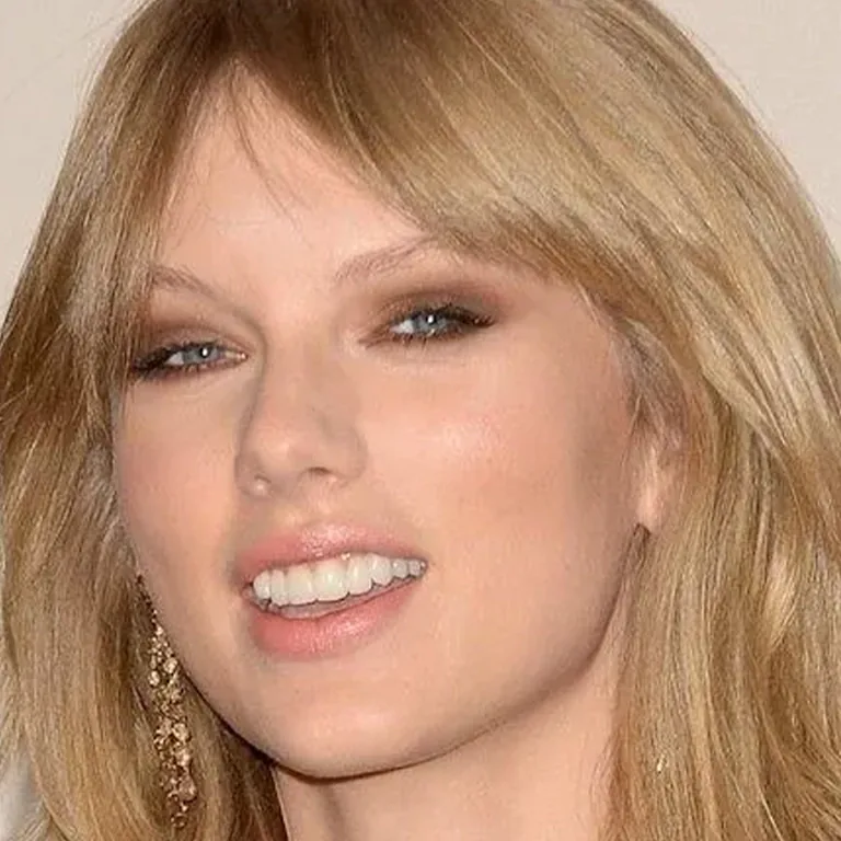 Taylor Swift Hollywood Smile
