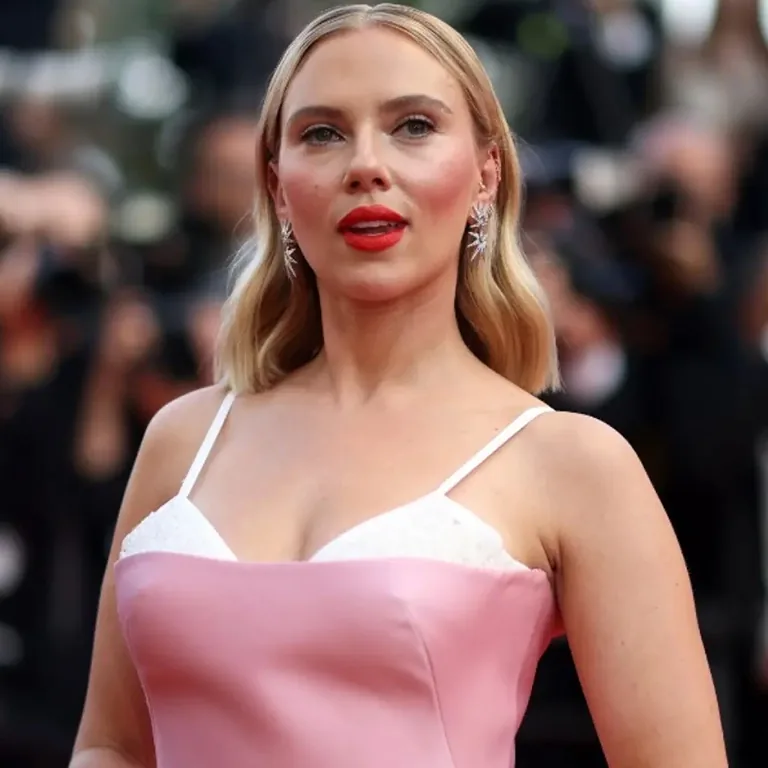 Scarlett Johansson Boobs